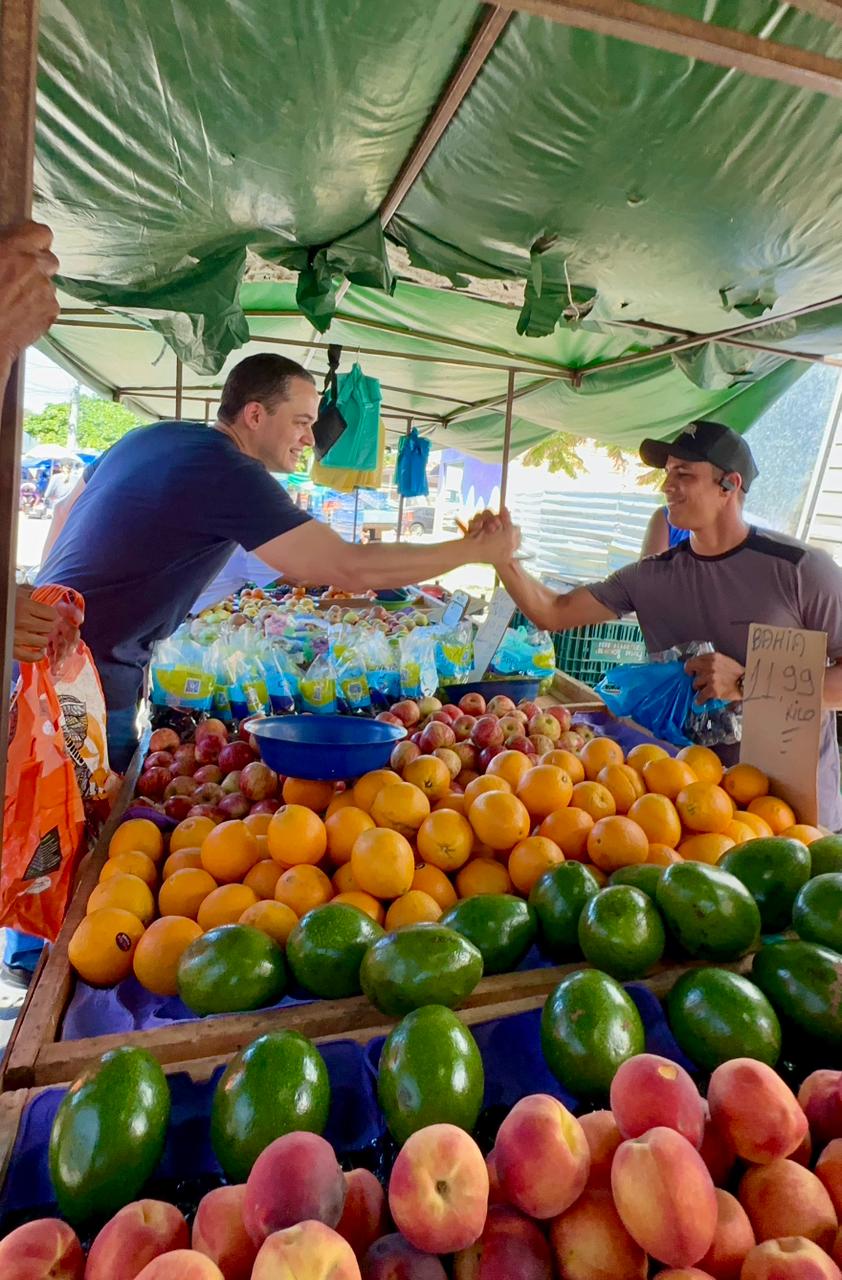 Pazolini marca presença na feira de Nova Almeida e reforça proximidade com a comunidade