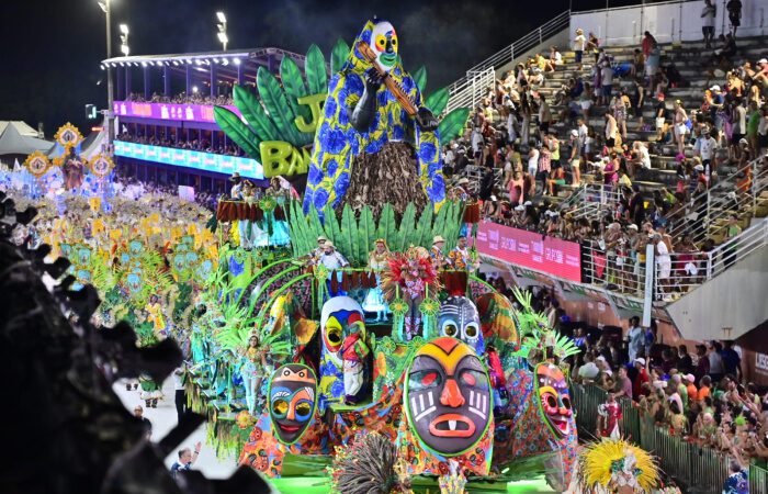 Independente de Boa Vista leva o congo para a avenida e celebra a identidade capixaba