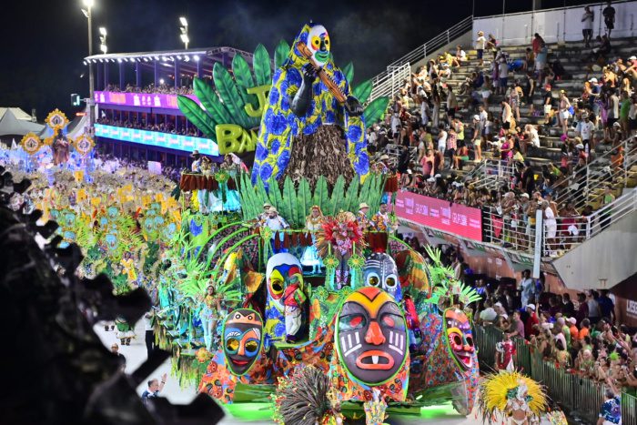 Independente de Boa Vista leva o congo para a avenida e celebra a identidade capixaba