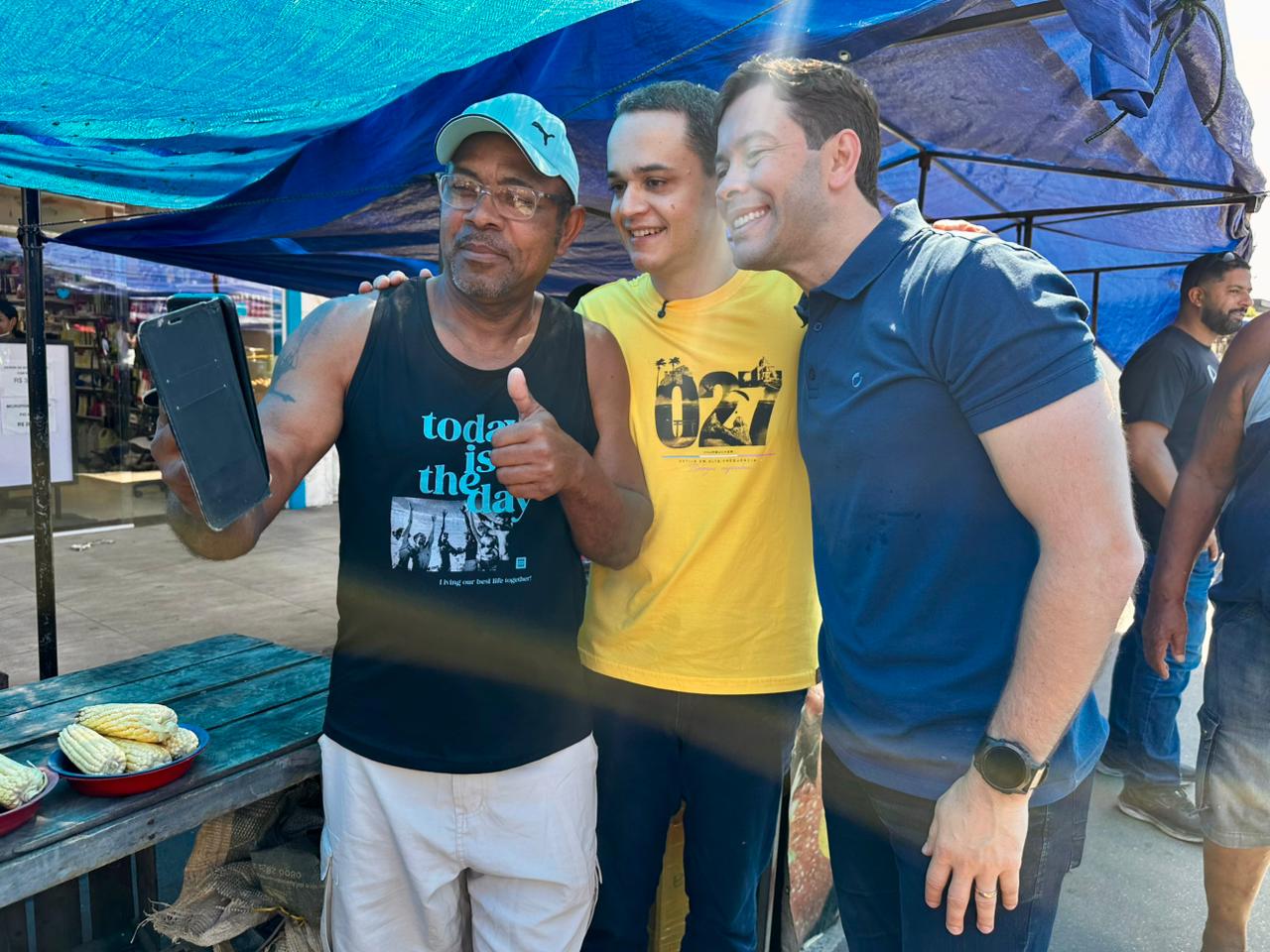 Pazolini e Arnaldinho caminham por feira histórica da Grande Vitória