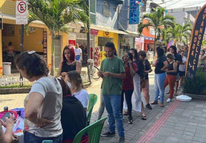 Consumidores e lojistas recebem orientações do Procon no Polo de Moda Glória