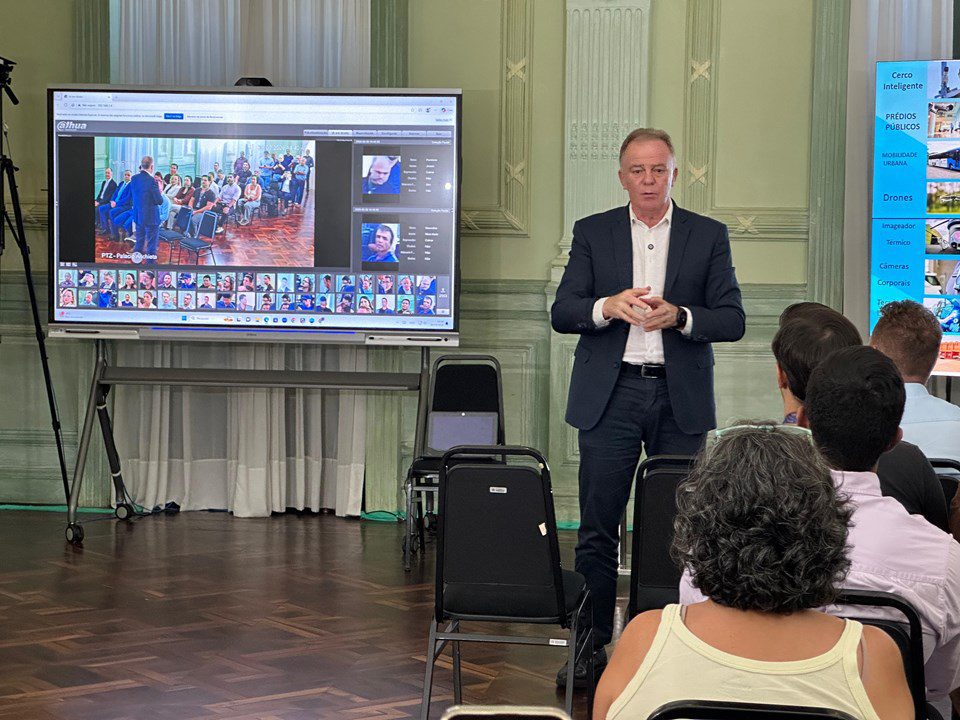 Governo do Estado apresenta projeto de telas interativas nas Escolas do Futuro
