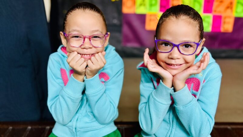 Estudantes da educação infantil recebem óculos de grau para cuidar da saúde visual