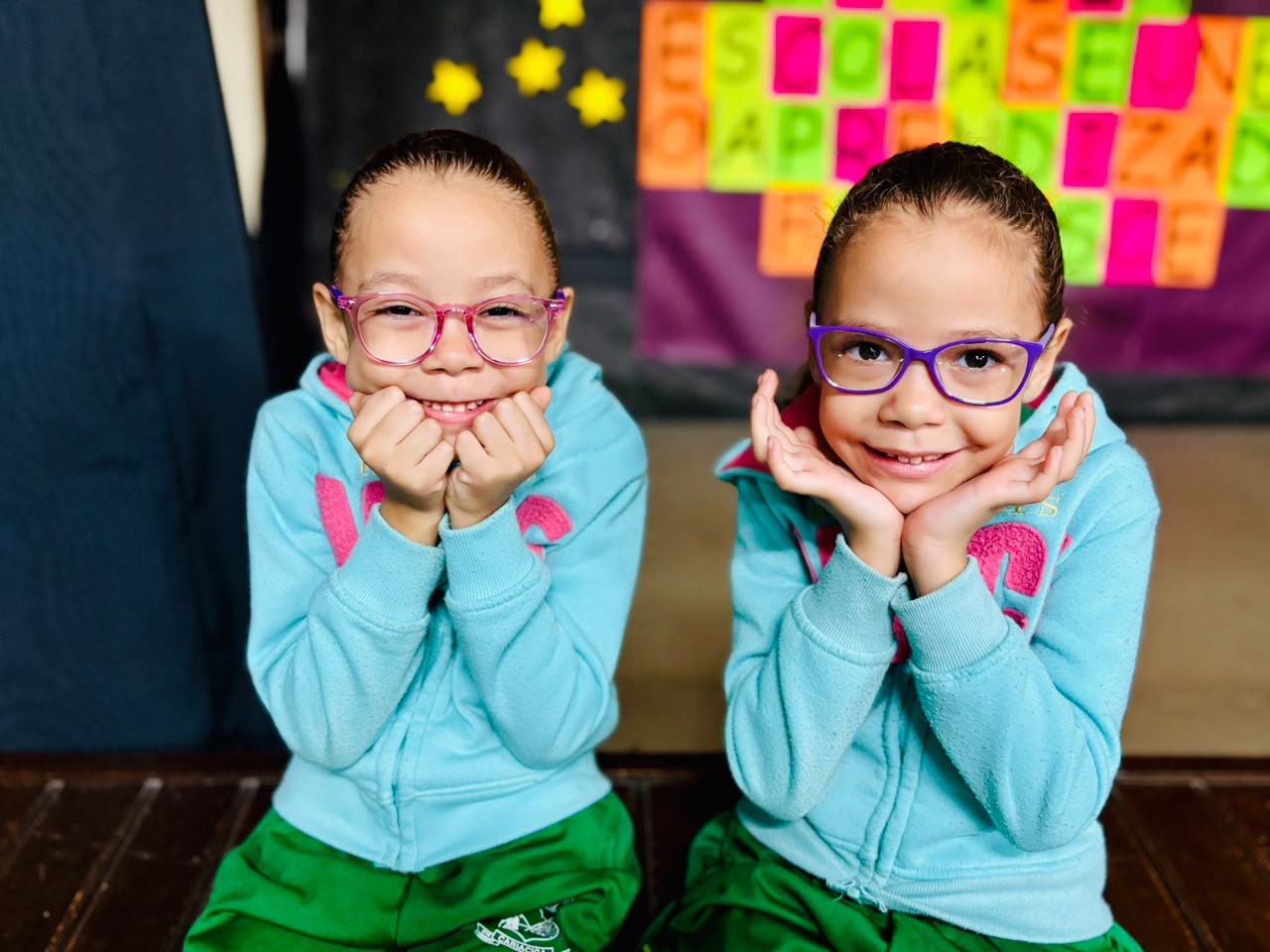 Estudantes da educação infantil recebem óculos de grau para cuidar da saúde visual