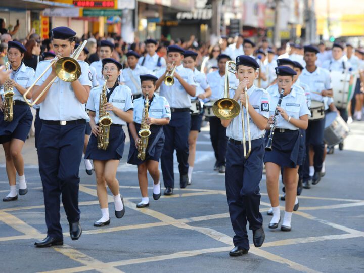 Cariacica reúne escolas e Guarda Municipal no Desfile Cívico-Militar de 7 de Setembro em Vitória