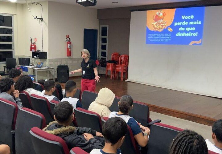 Estudantes recebem orientações sobre riscos das apostas em palestra nesta terça