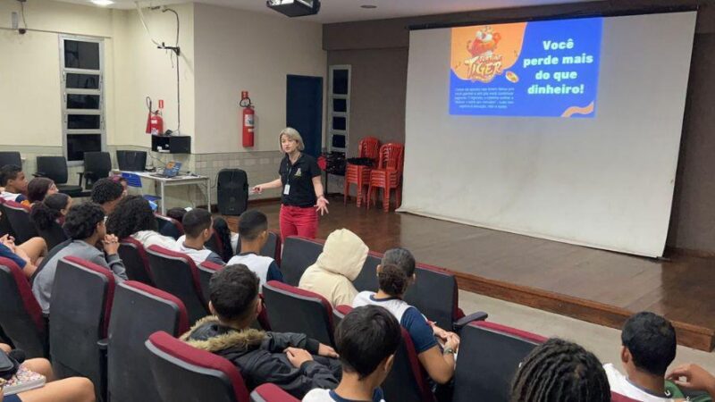 Estudantes recebem orientações sobre riscos das apostas em palestra nesta terça