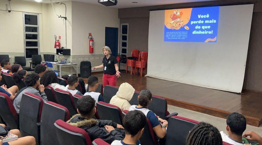 Estudantes recebem orientações sobre riscos das apostas em palestra nesta terça