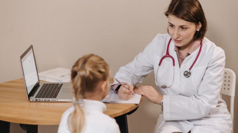 Cariacica amplia rede de especialistas e inaugura atendimento com neuropediatra no Dia Mundial da Saúde