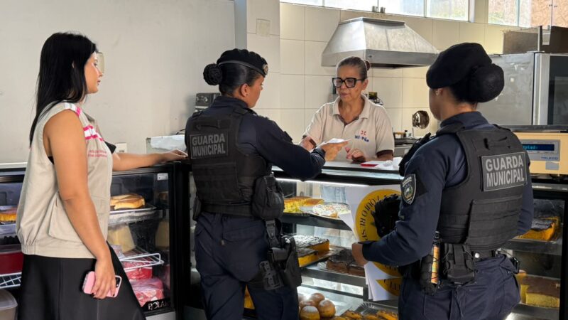Cariacica leva conscientização contra a violência às mulheres para comerciantes de Bela Aurora