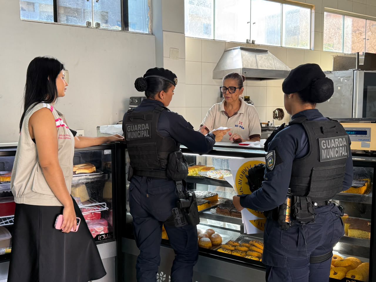 Cariacica leva conscientização contra a violência às mulheres para comerciantes de Bela Aurora