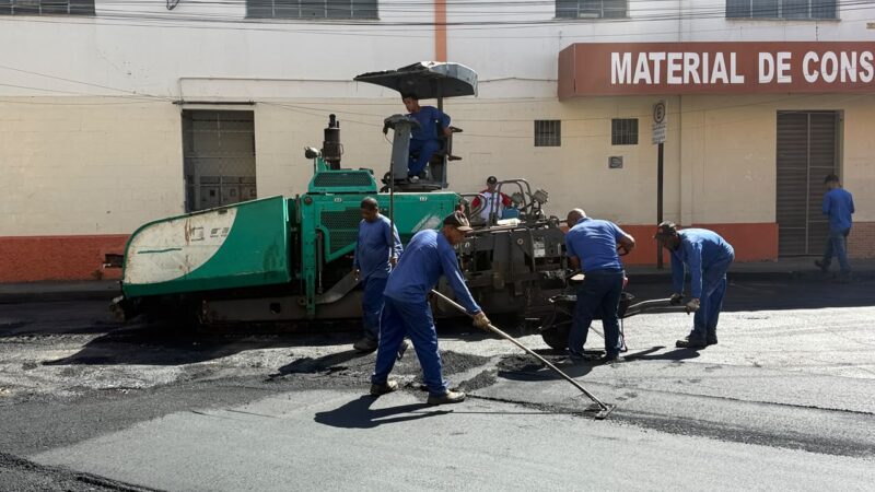 Prefeitura realiza serviços de manutenção e pavimentação neste domingo