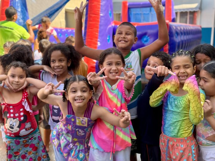 Brinquedos e banho de mangueira animam comemoração do Dia das Crianças em Mucuri