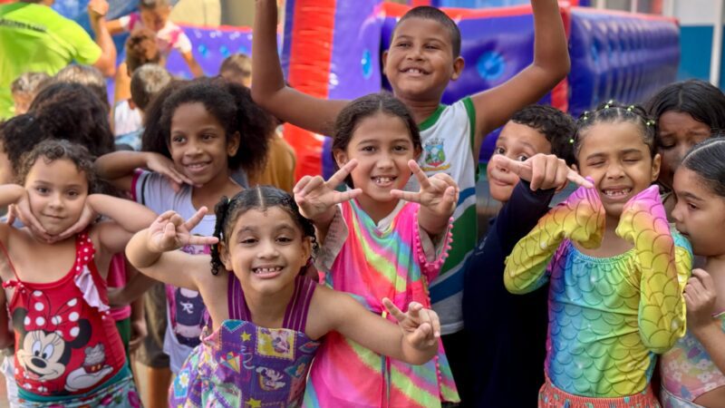 Brinquedos e banho de mangueira animam comemoração do Dia das Crianças em Mucuri